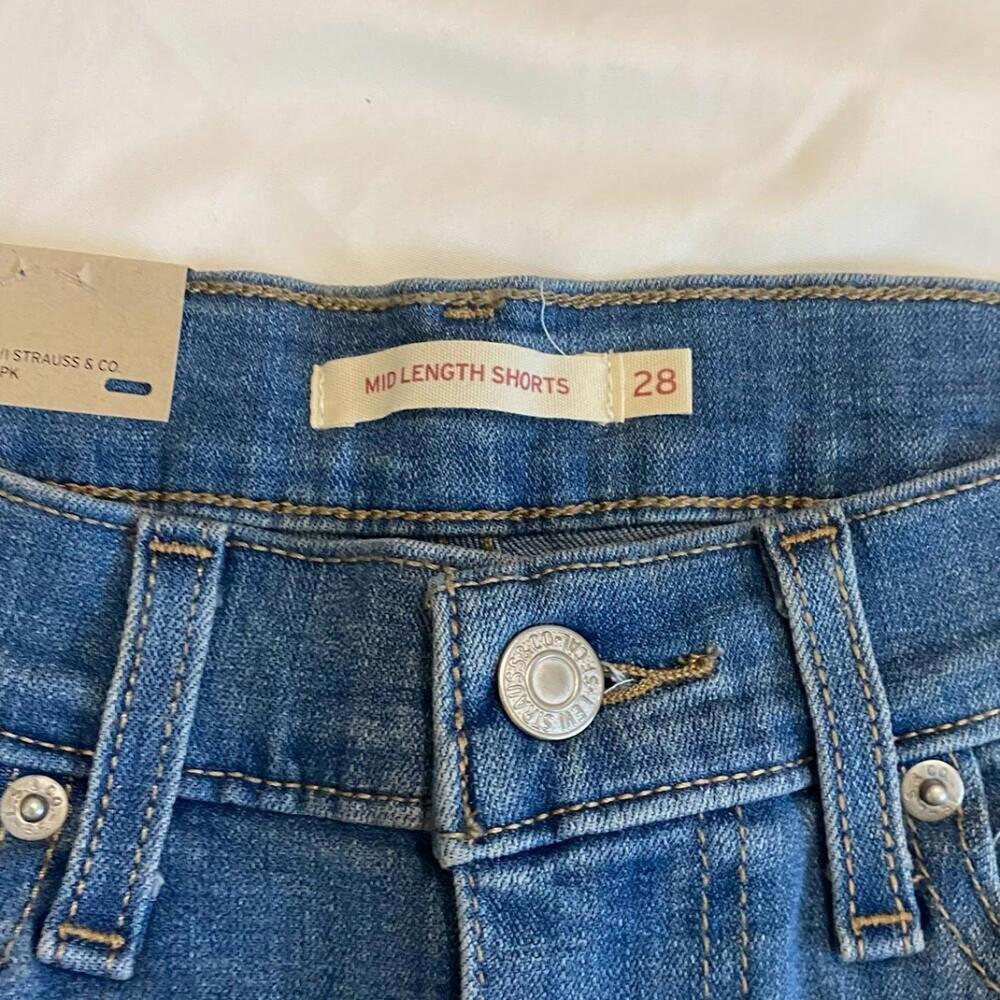 Levi's mid length shorts size 28 - Picture 4 of 4